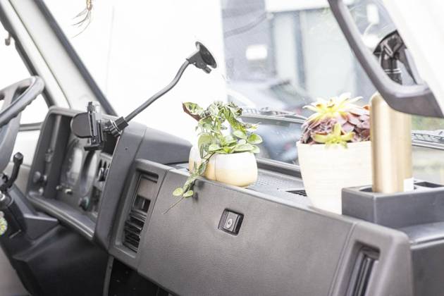 Voerde: Camper von Jasmin Burgen ** NUR FÜR REDAKTIONELLE ZWECKE ** EDITORIAL USE ONLY **<p>Blumen auf dem Armaturenbrett am Freitag, 11. Juli 2025 in Voerde. Jasmin Burgen baut einen alten VW LT in Eigenregie zu einem Wohnmobil um. Voerde Copyright: KarlxBanski
