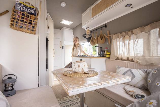 Voerde: Camper von Jasmin Burgen ** NUR FÜR REDAKTIONELLE ZWECKE ** EDITORIAL USE ONLY **<p>Jasmin Burgen betritt ihren Camper am Freitag, 11. Juli 2025 in Voerde. Burgen baut einen alten VW LT in Eigenregie zu einem Wohnmobil um. Voerde Copyright: KarlxBanski