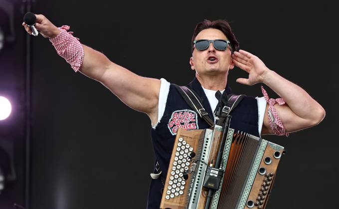 Bilder des Jahres 2025, Entertainment 07 Juli Entertainment Themen der Woche KW28 Open Air Andreas Gabalier - Erfurt EDITORIAL USE ONLY NUR ZUR REDAKTIONELLEN NUTZUNG 11.07.2025, Erfurt, Domplatz, Sommer OpenAir Andreas Gabalier - Ein Hulapalu auf uns - Tour 2025