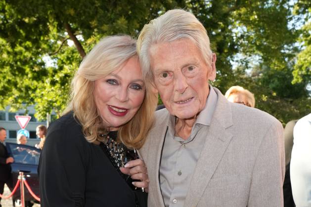 Nibelungen-Festspiele 2025. Klaus Bresser mit Ehefrau Evelyn Bresser bei der Premiere des Stück - SEE AUS ASCHE – Das Lied der Nibelungen - der Nibelungen-Festspiele am 11.07.2025 vor dem Wormser Dom. Worms Wormser Dom Rheinland-Pfalz