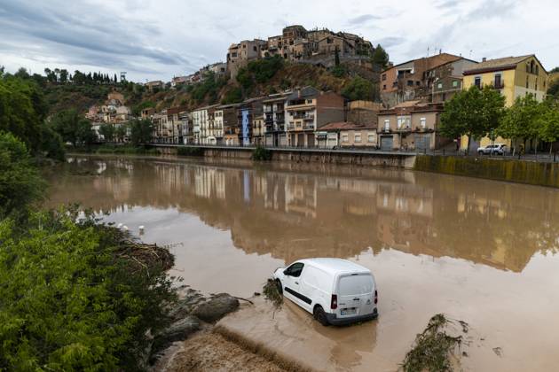Bilder des Jahres 2025, News 07 Juli News Themen der Woche KW28 Súria during the rainfall caused by the storm in the province of Barcelona Súria during the rainfall caused by the storm in the province of Barcelona, on July 12, 2025, in Cubelles, Barcelona Spain The AEMET has extended this morning the red alert to all of Catalonia and has eliminated the one for Aragon after the heavy rains of last July 11 Lorena Sopê Spain  Copyright: xLorenaxSopÃªnax 6854693