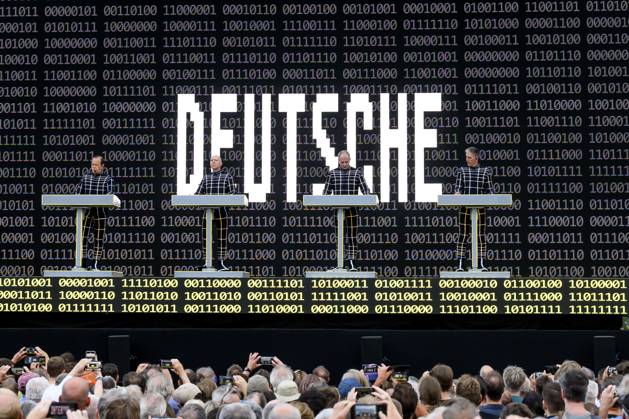 Bilder des Jahres 2025, Entertainment 07 Juli Entertainment Themen der Woche KW28 Soestdijk, The Netherlands, 2025-07-12 21:08:16 SOESTDIJK, July 5, 2025, Soestdijk Palace Royal Park Live 2025 - Kraftwerk - Ralf Hütter and Florian Schneider-Esleben. Royal summer evening concerts in a unique location: the garden of Soestdijk Palace in Baarn. PHOTO: NLBeeld Patrick van Emst Credit: NL Beeld Patrick van Emst  Copyright: xx x