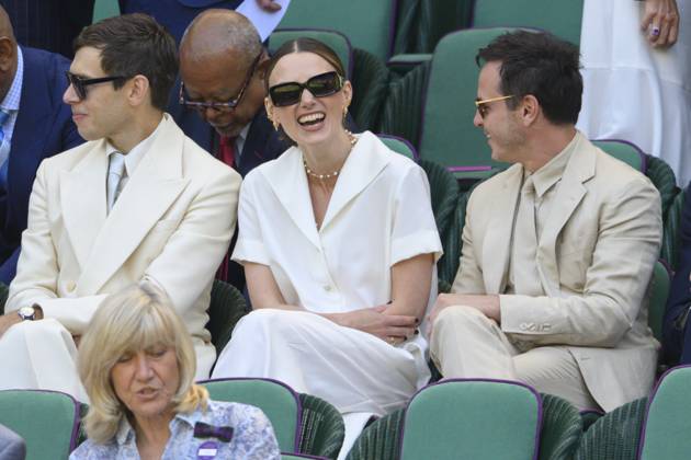 Bilder des Jahres 2025, Entertainment 07 Juli Entertainment Themen der Woche KW28 Wimbledon Tennis Championships - Day 14 LONDON, UNITED KINGDOM - JULY 13: James Righton, Keira Knightly and Andrew Scott watch tennis from the Royal Box during day fourteen of the 2025 Wimbledon Championships at The All England Lawn Tennis and Croquet Club in Wimbledon on July 13, 2025, in London, United Kingdom. Ray Tang Anadolu London United Kingdom. Editorial use only. Please get in touch for any other usage.  Copyright: x2025xAnadoluxRayxTangx