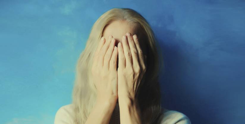 Aufgewühlte, traurige, weinende Frau, die ihre Augen und ihr Gesicht mit den Händen bedeckt, während sie seelisches oder körperliches Leid erfährt Upset sad crying woman covering her eyes and face with hands while experiencing mental or physical suffering Copyright: imageBROKER VeronikaxKorneva ibxiqx14269741.jpg ,model released, Symbolfoto ,property released