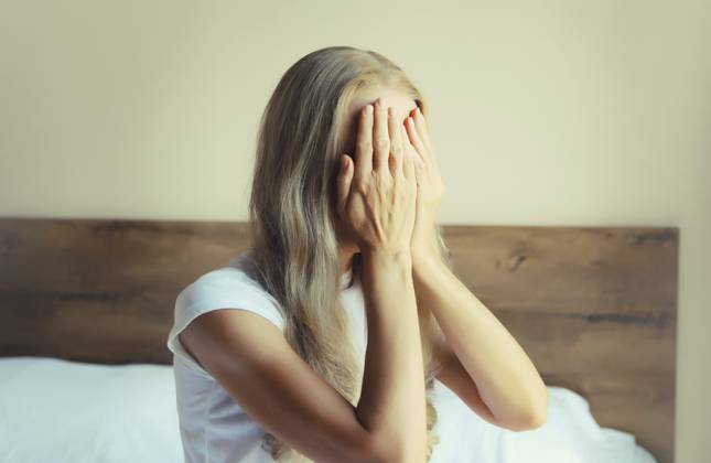 Aufgewühlte, traurige, weinende Frau, die ihre Augen und ihr Gesicht mit den Händen bedeckt, während sie unter Depressionen, Stress, Müdigkeit und seelischem Leid leidet und zu Hause auf dem Bett sitzt Upset sad crying woman covering her eyes and face with her hands while experiencing depression, stress, fatigue, mental suffering sitting on the bed at home Copyright: imageBROKER VeronikaxKorneva ibxiqx14270714.jpg ,model released, Symbolfoto ,property released
