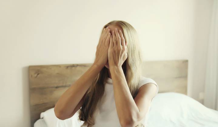 Aufgewühlte, traurige, weinende Frau, die ihre Augen und ihr Gesicht mit den Händen bedeckt, während sie unter Depressionen, Stress, Müdigkeit und seelischem Leid leidet und zu Hause auf dem Bett sitzt Upset sad crying woman covering her eyes and face with her hands while experiencing depression, stress, fatigue, mental suffering sitting on the bed at home Copyright: imageBROKER VeronikaxKorneva ibxiqx14270727.jpg ,model released, Symbolfoto ,property released