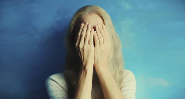 Aufgewühlte, traurige, weinende Frau, die ihre Augen und ihr Gesicht mit den Händen bedeckt, während sie seelisches oder körperliches Leid erfährt Upset sad crying woman covering her eyes and face with hands while experiencing mental or physical suffering Copyright: imageBROKER VeronikaxKorneva ibxiqx14271261.jpg ,model released, Symbolfoto ,property released
