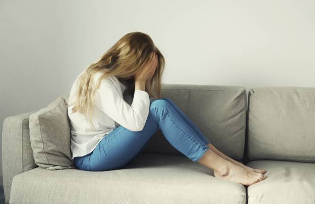 Aufgewühlte, traurige, weinende Frau, die ihre Augen und ihr Gesicht mit den Händen bedeckt, während sie unter Depressionen, Stress, Müdigkeit und seelischem Leid leidet und zu Hause auf der Couch sitzt Upset sad crying woman covering her eyes and face with her hands while experiencing depression, stress, fatigue, mental suffering sitting on the couch at home Copyright: imageBROKER VeronikaxKorneva ibxiqx14273024.jpg ,model released, Symbolfoto ,property released
