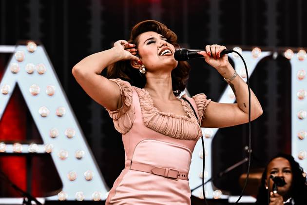 Bilder des Jahres 2025, Entertainment 07 Juli Entertainment Themen der Woche KW28 Entertainment Musik, Lollapalooza Berlin 2025 13.07.2025, xdanx, Entertainment Musik, Lollapalooza Berlin 2025 v.l. Die Saengerin Raye steht beim Lollapalooza Festival im Berliner Olympiastadion auf der Buehne. Die zehnte Ausgabe des Musikfestivals findet am Wochenende des 12 und 13. Juli 2025 im Olympiastadion und Olympiapark in Berlin statt. Berlin Olympiastadion Berlin Deutschland (DE) Copyright: xDanielxLakomskix