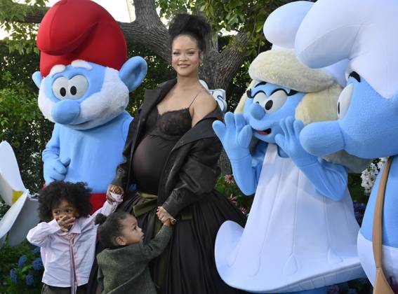 Bilder des Jahres 2025, Entertainment 07 Juli Entertainment Themen der Woche KW28 Rihanna, the voice of Smurfette in the animated musical comedy Smurfs and her sons RZA Athelston Mayers (L) and Riot Rose Mayers attend the premiere of the motion picture at Paramount Studios in Los Angeles on Sunday, July 13, 2025. Storyline: When Papa Smurf (John Goodman) is mysteriously taken by evil wizards, Razamel and Gargamel, Smurfette (Rihanna) leads the Smurfs on a mission into the real world to save him. With the help of new friends, the Smurfs must discover what defines their destiny to save the universe.  LAP2025071317 JIMxRUYMEN