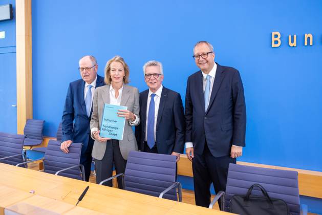 Vorstellung des Abschlussberichts der Initiative für einen handlungsfähigen Staat. Deutschland, Berlin am 14.07.2025 Julia Jäkel, Medienmanagerin und Aufsichtsrätin, Bundesminister a. D. Thomas de Maiziere, Bundesminister a. D. Peer Steinbrück, Andreas Voßkuhle, ehemaliger Präsident des Bundesverfassungsgerichts stellen das Abschlussbericht vor der Presse im Saal des Bundespressekonferenzes.