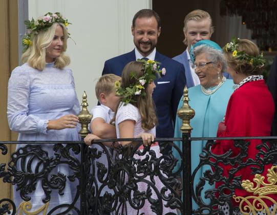 Prinzessin Astrid von Norwegen ist tot Le prince Sverre Magnus, la princesse Ingrid Alexandra, la princesse Mette Marit, le prince Haakon, Marius Borg Hoiby , la princesse Astrid, la reine Sonja - La famille royale de Norvège lors de la garden party du jubilé des 25 ans de règne du roi Harald de Norvège à Trondheim le 23 juin 2016. King Harald celebrates his 25 year jubilee as King of Norway in with a visit with King s Ship Norge and other members of the Royal Family in Trondheim Trondheim Norvège
