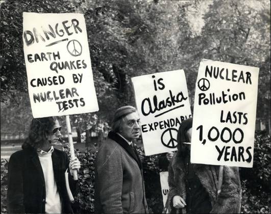 Demonstrationen 11. November 1971 – Die Vereinigten Staaten haben angekündigt, ihren großen Atomtest in Amchitka durchzuführen. Die US-Botschaft in London hatte als Datum Donnerstag, den 4. November, genannt. Die Kampagne für nukleare Abrüstung entsandte heute eine Testdelegation zur US-Botschaft am Grosvenor Square in London und demonstrierte während des Empfangs vor der Botschaft. Das Foto zeigt Dick Nettleton, Generalsekretär der Kampagne für nukleare Abrüstung, mit seinen Unterstützern nach der heutigen Übergabe einer Petition an der amerikanischen Botschaft. Copyright: xUnitedxArchivesx xkpaxKeystonex 19711111_baf_k09_202