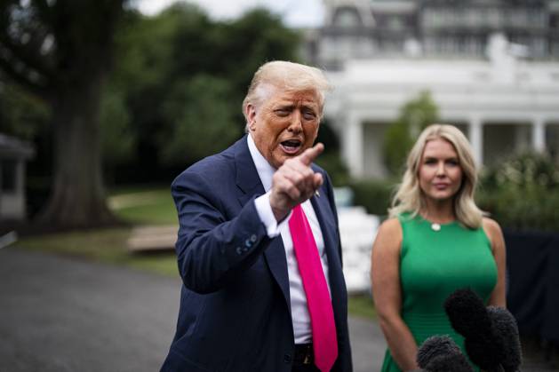 Bilder des Jahres 2025, News 07 Juli US President Donald Trump boards Marine One US President Donald Trump speaks to members of the media while joined by Karoline Leavitt, White House press secretary, on the South Lawn of the White House before boarding Marine One in Washington, DC, US, on Tuesday, July 15, 2025. Trump will announce $70 billion in artificial intelligence and energy investments in Pennsylvania on Tuesday, the latest push from the White House to speed up development of the emerging technology. Photo by Al Drago Pool ABACAPRESS.COM Washington DC  Copyright: xPool ABACAx