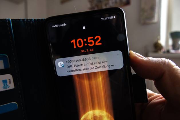 Bertrüg SMS. Eine SMS auf einem Smartphone mit der falsche Behauptung ein Packet sei nicht geliefert zu sein mit einem Link zu einer Falle. Ein Hinweis auf dem Scam ist die Telefonnummer aus dem Ausland.