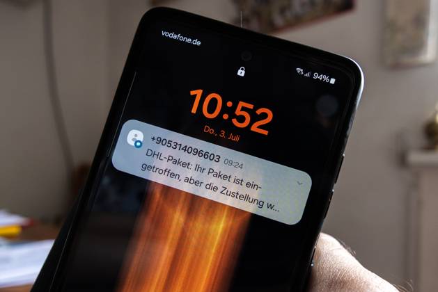 Bertrüg SMS. Eine SMS auf einem Smartphone mit der falsche Behauptung ein Packet sei nicht geliefert zu sein mit einem Link zu einer Falle. Ein Hinweis auf dem Scam ist die Telefonnummer aus dem Ausland.