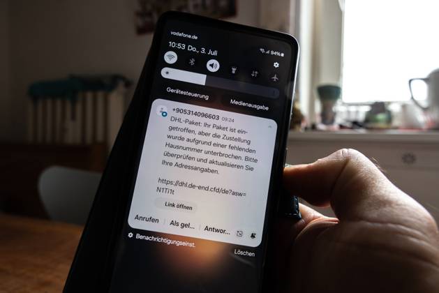 Bertrüg SMS. Eine SMS auf einem Smartphone mit der falsche Behauptung ein Packet sei nicht geliefert zu sein mit einem Link zu einer Falle. Ein Hinweis auf dem Scam ist die Telefonnummer aus dem Ausland und Schreibfehler wie hier Adressangaben . Die Nachricht schreibt: DHL-Packet: Ihr Packet ist eingetroffen aber die Zustellung wurde aufgrund einer fehlenden Hausnummer unterbrochen. Bitte überprüfen und aktualisieren Sie Ihre Adressangaben.