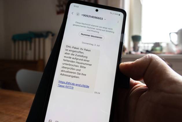 Bertrüg SMS. Eine SMS auf einem Smartphone mit der falsche Behauptung ein Packet sei nicht geliefert zu sein mit einem Link zu einer Falle. Ein Hinweis auf dem Scam ist die Telefonnummer aus dem Ausland und Schreibfehler wie hier Adressangaben . Die Nachricht schreibt: DHL-Packet: Ihr Packet ist eingetroffen aber die Zustellung wurde aufgrund einer fehlenden Hausnummer unterbrochen. Bitte überprüfen und aktualisieren Sie Ihre Adressangaben.