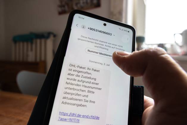 Bertrüg SMS. Eine SMS auf einem Smartphone mit der falsche Behauptung ein Packet sei nicht geliefert zu sein mit einem Link zu einer Falle. Ein Hinweis auf dem Scam ist die Telefonnummer aus dem Ausland und Schreibfehler wie hier Adressangaben . Die Nachricht schreibt: DHL-Packet: Ihr Packet ist eingetroffen aber die Zustellung wurde aufgrund einer fehlenden Hausnummer unterbrochen. Bitte überprüfen und aktualisieren Sie Ihre Adressangaben.