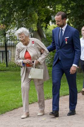 Prinzessin Astrid von Norwegen ist tot La famille royale norvégienne participe à une garden party au palais royal d Oslo à l occasion du 25ème anniversaire du jubilé du roi Harald comme roi de Norvège, le 1er septembre 2016. En présence du roi Harald, la reine Sonja, le prince Haakon, la princesse Mette-Marit, le princesse Ingrid Alexandra, le prince Sverre Magnus et la princesse Astrid de Norvège. King Harald and Queen Sonja, Crown Prince Haakon and Crown Princess Mette-Marit, Princess Ingrid Alexandra, Prince Sverre Magnus and Princess Astrid attend Garden Party at the Palace Garden of The Royal Palace of Oslo on the occasion of the 25 year jubilee of King Harald as king of Norway. Oslo Norvège