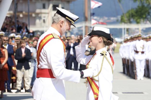 Bilder des Jahres 2025, Entertainment 07 Juli Entertainment Bilder des Tages 16-07-2025 Marin Crown Princess Leonor, with King Felipe, during the oath swearing to the Spanish flag (Jura de Bandera) and the ceremony of the royal dispatch (the Navy Merit Grand Cross) to the new officers of the Navy Academy of Marin, Pontevedra. No Spain Â  Copyright: xPPEx