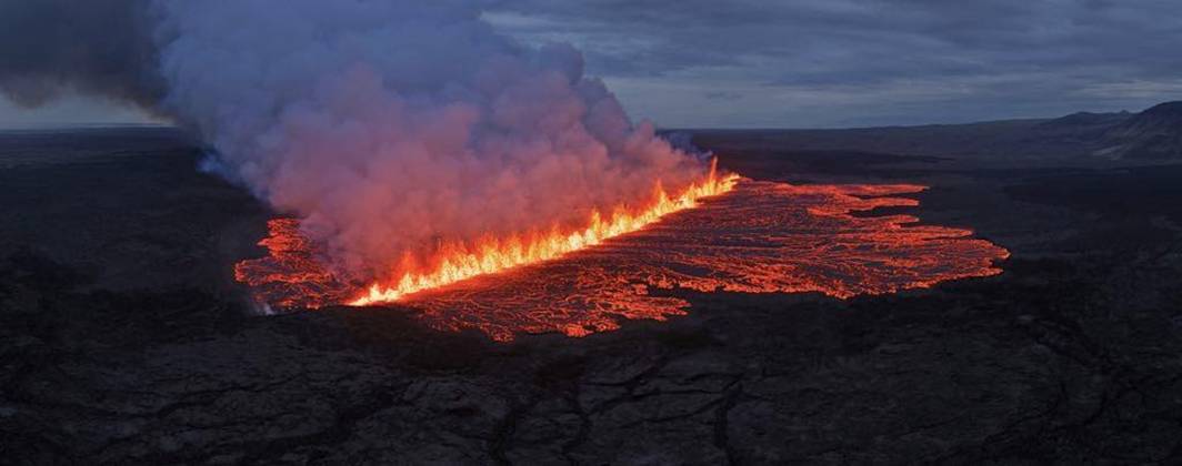 Bilder des Jahres 2025, News 07 Juli July 16, 2025, Grindavik, Reykjanes Peninsula, Iceland: Lava emerges through a fissure after a volcanic eruption. The volcano erupted on Wednesday on Iceland™s Reykjanes peninsula in the south-west of the country, the ninth eruption in region since the end of 2023. The main fissure was about 1.5 miles (2.4km) long, and that a second fissure of about 500 metres long had opened up nearby. Residents were advised to say indoors because high levels of toxic gas in the air. Reykjanes Peninsula Iceland  - ZUMA 20250716_int_z03_031 Copyright: xHordurxKristleifsson CivilxProtex
