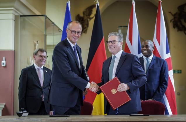 Bilder des Jahres 2025, News 07 Juli News Bilder des Tages Johann Wadephul (CDU), Bundesaussenminister, aufgenommen im Rahmen seiner Reise mit Friedrich Merz (CDU), Bundeskanzler, nach London. Hier Unterzeichnung des Vertrags zwischen der Deutschland und dem Vereinigten Koenigreich ueber Freundschaft und bilaterale Zusammenarbeit gemeinsam mit dem britischen Aussenminister David Lammy und Premierminister Keir Starmer. Fotografiert im Auftrag des Auswaertigen Amtes London United Kingdom Copyright: xThomasxKoehler AAx
