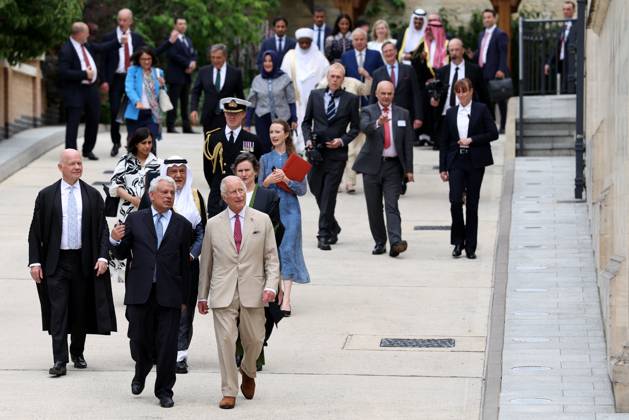 Bilder des Jahres 2025, Entertainment 07 Juli King Charles III visits the Oxford Centre for Islamic Studies Britain s King Charles III is guided around the Oxford Centre for Islamic Studies by the director Farhan Nizami (2L) alongside Chancellor of the University of Oxford William Hague (L) in Oxford, southern England, on July 17, 2025 to celebrate the naming of the King Charles III Wing and the launch of the King Charles III Programme., Credit:DARREN STAPLES Avalon United Kingdom, Oxford  Copyright: xDARRENxSTAPLESx xAvalonx 1022875552