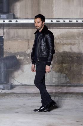 Le styliste Anthony Vaccarello au défilé Saint Laurent Prêt à Porter femme automne hiver 2017-2018 rue de Bellechasse dans les locaux (en travaux) du QG de la marque le 28 février 2017. Designer Anthony Vaccarello during the Saint Laurent designed by A Vaccarello show as part of the Paris Fashion Week Womenswear Fall Winter 2017 2018 on February 28, 2017 in Paris, France Paris France Copyright: xAgencex xBestimagexAgencex xBestimagex