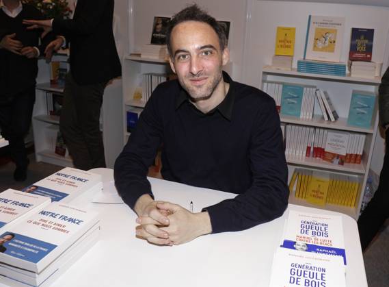 Raphaël Glucksmann lors de la 37ème édition du Salon du livre au parc des expositions, à la porte de Versailles, à Paris, France, le 25 mars 2017. Cédric Perrin Bestimage 37th Salon du Livre held at the Porte de Versailles in Paris, France on March 25th, 2017. Paris France Copyright: xCEDRICxPERRINx xBESTIMAGExCEDRICxPERRINx xBESTIMAGEx