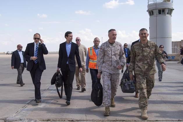 Le gendre de Donald Trump et proche conseiller du président, Jared Kushner, est en visite en Irak avec le général Joe Dunford, chef d’état-major interarmées américain à Baghdad, Irak, le 3 avril 2017. Marine Corps Gen. Joe Dunford, chairman of the Joint Chiefs of Staff, walks with Army Lt. Gen. Stephen J. Townsend, the commander of Combined Joint Task Force Operation Inherent Resolve; Jared Kushner, senior advisor to President Donald J. Trump; and U.S. Ambassador to Iraq Douglas A. Silliman after arriving in Baghdad, April 3, 2017. Baghdad Irak Copyright: xDoDxviaxBestimagexDoDxviaxBestimagex