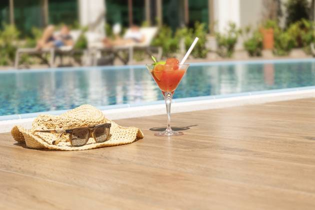 Frischer roter Cocktail mit Eis im Glas, Strandhut und Sonnenbrille am Swimmingpool. Tropischer Saft auf Luxus Urlaub. Konzept Sommerurlaub und Reisen Fresh red cocktail with ice in glass, beach hat and sunglasses on swimming pool. Tropical juice on luxury vacations. Concept summer holiday and travel. Copyright: imageBROKER LARISAxSHPINEVA ibxiqx14289465.jpg