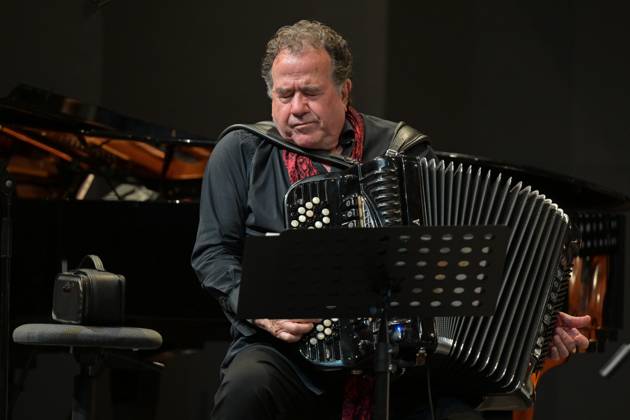 Bilder des Jahres 2025, Entertainment 07 Juli Konzertz des Upper Austrian Jazz Orchestra mit dem Solisten Richard Galliano, am 18.07.2025. Das Bild zeigt den französischen Harmonikaspieler Richard Galliano, im Konzert 2025 - Konzertz des Upper Austrian Jazz Orchestra mit dem Solisten Richard Galliano, am 18.07.2025.