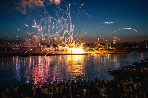 Bilder des Jahres 2025, News 07 Juli Rheinkirmes folk festival in Dusseldorf DUSSELDORF, GERMANY - JULY 18: Fireworks explode by mistake on the ground during a drone and fireworks show as part of the Rheinkirmes folk festival on July 18, 2025 in Dusseldorf, Germany. This explosion led to the injury of several people, some of them severely injured. Hesham Elsherif Anadolu Dusseldorf Germany. Editorial use only. Please get in touch for any other usage.  Copyright: x2025xAnadoluxHeshamxElsherifx
