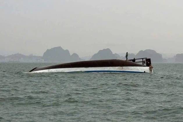 Bilder des Jahres 2025, News 07 Juli 18 dead, many missing after Vietnamese tourist boat capsizes HALONG BAY, QUANG NINH PROVINCE, VIETNAM - JULY 19: (----EDITORIAL USE ONLY - MANDATORY CREDIT - VIETNAMS S TRAFFIC POLICE DEPARTMENT HANDOUT - NO MARKETING NO ADVERTISING CAMPAIGNS - DISTRIBUTED AS A SERVICE TO CLIENTS----) Two men are seen standing on a capsized tourist boat, which was believed to be carrying more than 50 passengers on board, in Halong Bay, Quang Ninh Province, Vietnam, on July 19, 2025. At least 18 people have died and 23 are missing after a tourist cruise boat carrying 53 people capsized in Vietnam s Ha Long Bay on Saturday, according to officials. Vietnam s Traffic Police Department Handout Anadolu Quang Ninh Province Vietnam. Editorial use only. Plea Copyright: x2025xAnadoluxVietnam sxTrafficxPolicexDepartmentx xHandoutx