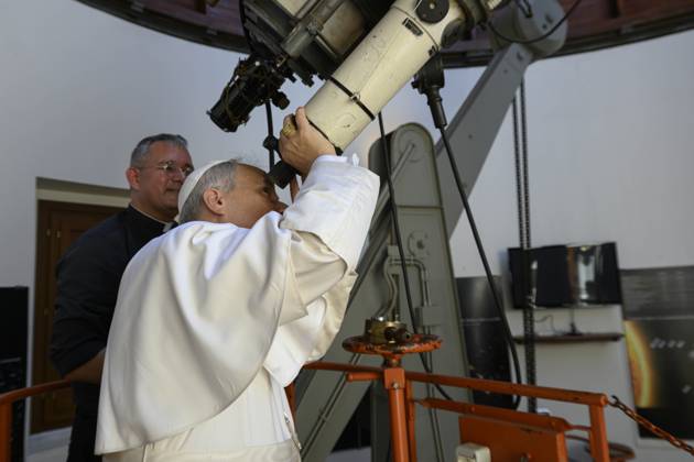 Bilder des Jahres 2025, News 07 Juli ITALY - POPE LEO XIV DURING HIS VISIT AT THE VATICAN OBSERVATORY, SPECOLA IN THE SUMMER PAPAL HOLIDAY IN CASTEL GANDOLFO - 2025 7 20 Italy, Albano , Vatican, 2025 7 20 Pope Leo XIV during his visit at the Vatican Observatory, Specola in the summer papal estate in Castel Gandolfo, 40 km southeast of Rome. The newly elected Pope Leo XIV, revives a long-standing papal tradition paused under Francis, as Castel Gandolfo prepares to welcome a pope for the first time in over a decade. EDITORIAL USE ONLY - NO BOOKS Copyright: xVATICANxMEDIAx xCatholicxPressxPhotox