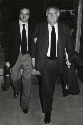 Verbrechen Kriminelle Richter Anwälte Prozesse 4. April 1976 - Rom, 21.4.1976 = Der Lockheed-Skandal. Heute hörte die Untersuchungskommission des Parlaments den Präsidenten der Ikaria Co., Signor Victor Max Milka, der der Korruption beim Verkauf von 14 Hercules C 130-Flugzeugen beschuldigt wird. OPS: Signor Victor Max Milka (Franzose), rechts, kommt in Begleitung seines Anwalts G.Colino im Parlament an.