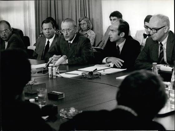 Geschäftsleute CEOs Führungskräfte 8. August 1976 - Hoffmann-La Roche - Pressekonferenz zu Seveso: Die Leitung des Schweizer Pharma-Multis Hoffmann-La Roche, der Muttergesellschaft der italienischen Icmesa SA, in Seveso, wo sich vor vier Wochen die Dioxin-Katastrophe ereignete. Von links: Vizepräsident A. Hartmann, Präsident WA Jann, Generaldirektor Dr. Waldvogel von der Givaudan SA in Genf und Dr. von Wartburg, Vizepräsident von Hoffmann-La Roche.