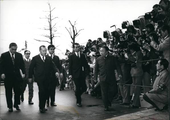 Japan Korea Nordkorea 1. Januar 1977 - der Prozess zum Lockheed-Skandal: Der erste Prozess zum Lockheed-Skandal begann um 10:00 Uhr am Bezirksgericht Tokio. Das Foto zeigt den ehemaligen Premierminister Kakuei Tanaka bei seiner Ankunft am Gericht, umgeben von der Presse.