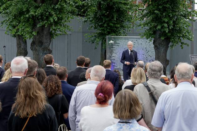 Bilder des Jahres 2025, News 07 Juli 14-arsmarkering for terrorangrepet 22. juli Oslo 20250722. Statsminister Jonas Gahr Store under minnemarkeringen ved minnestedet utenfor Hoyblokka i regjeringskvartalet 14 ar etter terrorangrepet den 22. juli. Foto: Terje Bendiksby NTB Oslo Norge dBhENsjV06I EDITORIAL USE ONLY Ref:dBhENsjV06I.jpg Copyright: xTerjexBendiksbyx xNTBx