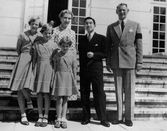 Erben Erbin Mitglieder des Königshauses Prominente 8. August 1985 - Japanischer Kronprinz besucht dänische Königsfamilie: Kronprinz Akihito von Japan stattete König Friedrich und Königin Ingrid von Dänemark im Laufe der Woche einen Besuch in der königlichen Sommerresidenz, Schloss Grasten in Südjütland ab. Das Foto zeigt. (L bis R) Kronprinzessin Margenthe, Prinzessin Brendikte, Prinzessin Anne Marie, Königin Ingrid, Kronprinz Akihito und König Friedrich, fotografiert im Schloss Grasten in Südjütland.