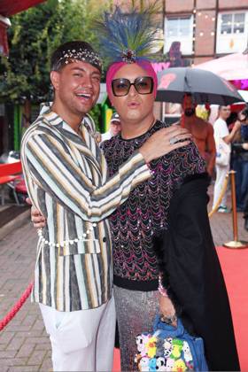 Julian F. M. Stöckel mit Freund Marcell Damaschke bei der Olivia Jones Kult Kieztouren Sommerparty, Grosse Freiheit 27 in Hamburg am 22.07.2025