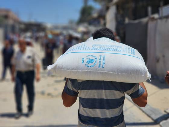 News Bilder des Tages WFP distributes flour aid to Palestinians struggling with hunger in Gaza KHAN YUNIS, GAZA - JULY 23: Palestinians, struggling with hunger amid ongoing Israeli attacks, carry the bags of flour they received at the aid distribution point distributed by the World Food Programme (WFP) in Khan Yunis, Gaza on July 23, 2025. Hani Alshaer Anadolu Khan Yunis Gaza. Editorial use only. Please get in touch for any other usage.  Copyright: x2025xAnadoluxHanixAlshaerx