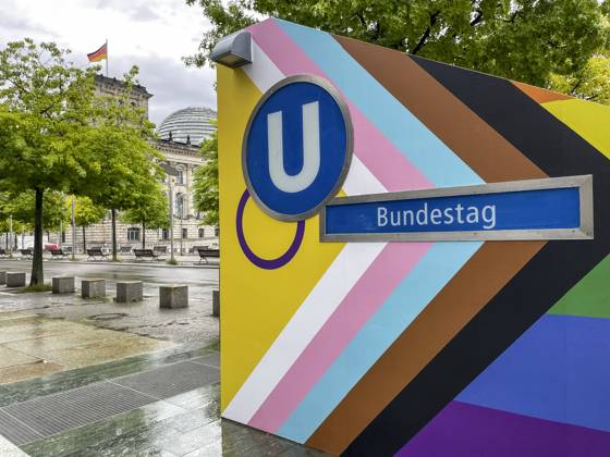 Bilder des Jahres 2025, News 07 Juli News Bilder des Tages RECORD DATE NOT STATED U-Bahnhof Bundestag erstrahlt in Regenbogenfarben, Während der Bundestag auf Regenbogenflaggen verzichtet, setzt die BVG am U-Bahnhof Bundestag und weiteren Stationen ein klares Zeichen für Vielfalt. Mit bunten Treppen, und Beklebungen feiern die Berliner Verkehrsbetriebe den Pride Month und den CSD, unterstreichend ihr Engagement für Toleranz und Akzeptanz in der Gesellschaft. Berlin Berlin Deutschland