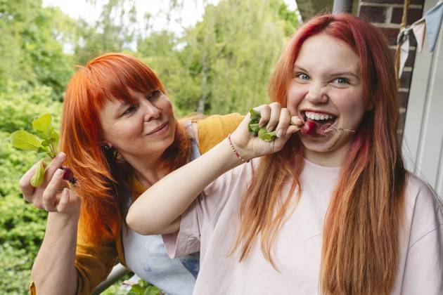 IMAGO Creative, Sommer, Food, Radieschen Mother and daughter enjoying urban gardening on balcony model released, Symbolfoto property released, IHF02254