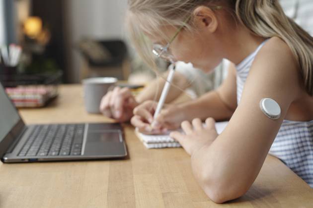 Diabetic student with insulin patch doing homework with parent at home model released, Symbolfoto property released, DSHF02368