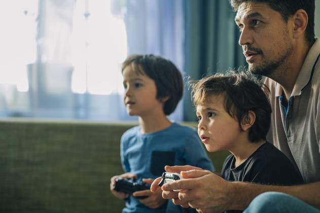 IMAGO Creative, Lifestyle, Gaming Father and children playing video game together at home model released, Symbolfoto property released, ANAF04842