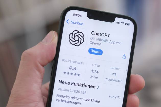 Ein Mobiltelefon mit geöffneter Apple App Store Seite zeigt die ChatGPT App zum Download. Symbolbild für künstliche Intelligenz und den wachsenden Einfluss von KI-Anwendungen im Alltag.