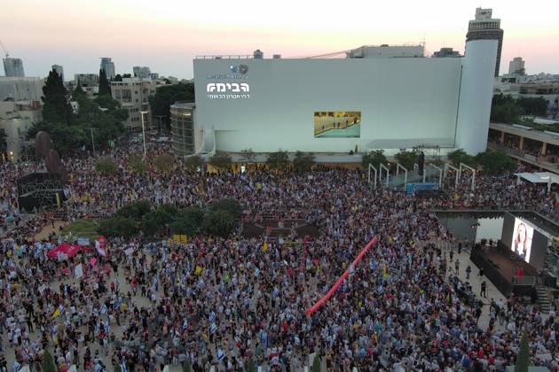 Bilder des Jahres 2025, News 07 Juli Anti-government protest held in Israel TEL AVIV, ISRAEL - JULY 24: Hundreds of people gather for a protest demanding an end to the attacks on Gaza and the return of Israeli hostages to their homes at the Habima Square in Tel Aviv, Israel on July 24, 2025. The demonstrators also called on the government to reach a ceasefire and ensure the release of all hostages Yair Palti Anadolu Tel Aviv Israel. Editorial use only. Please get in touch for any other usage.  Copyright: x2025xAnadoluxYairxPaltix
