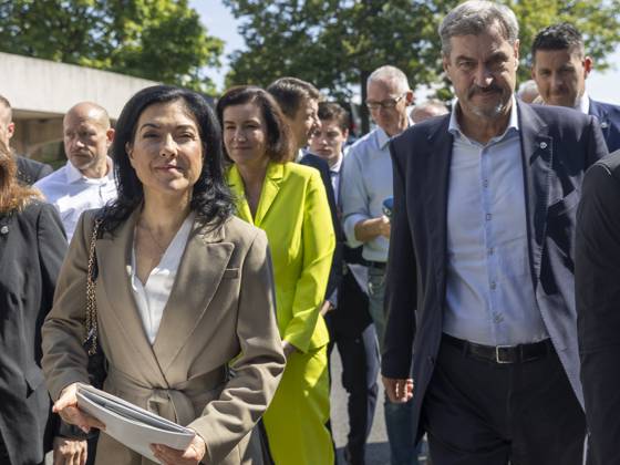 Katherina Reiche Bundesministerin für Wirtschaft und Energie und Ministerpräsident Söder Event: Ministerpräsident Dr. Markus Söder gemeinsam mit Katherina Reiche, Bundesministerin für Wirtschaft und Energie, sowie Dorothee Bär, Bundesministerin für Forschung, Technologie und Raumfahrt, am Festakt anlässlich des Baustarts der SuedLink-Stromleitung in Oerlenbach (Wilhelm-Hegler-Halle, Am Feuerstein 37), Deutschland, HMB Media Schumacher, bfischu, Copyright: HMBxMedia Schumacher